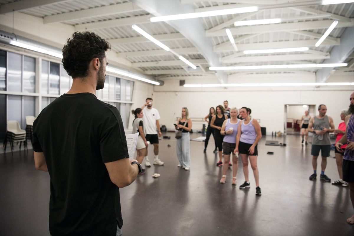 Le préparateur présente la séance au groupe rassemblé dans la salle